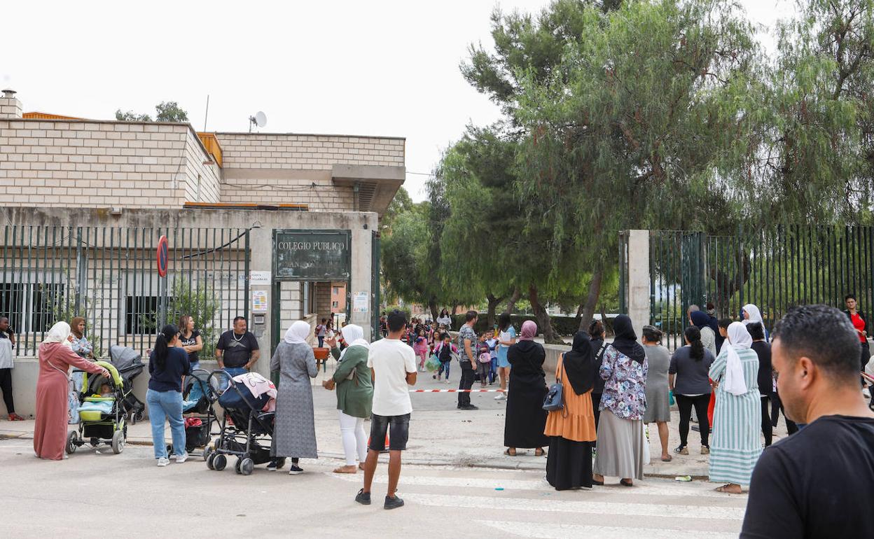 Padres y madres esperan a sus hijos a la salida de un colegio de Lorca, en una imagen de archivo. 