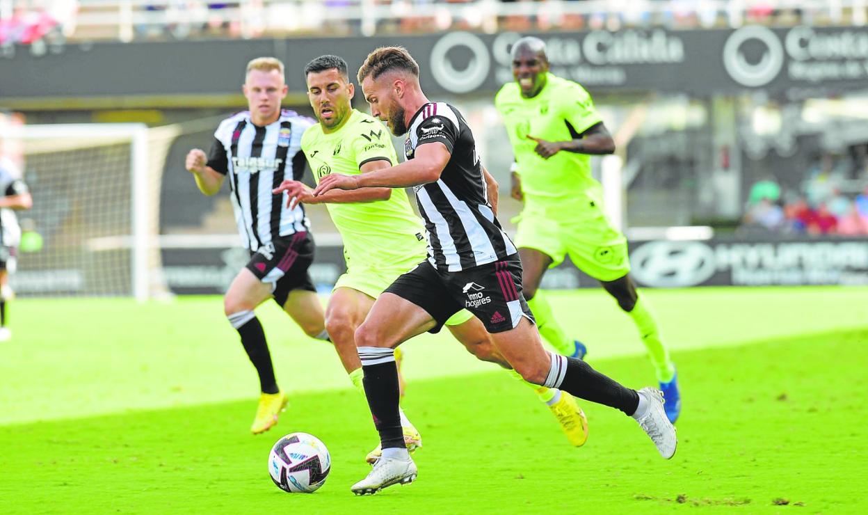 Iván Calero, reconvertido a lateral izquierdo, avanza hacia la portería presionado por el jugador del Leganés Fede Vico. 