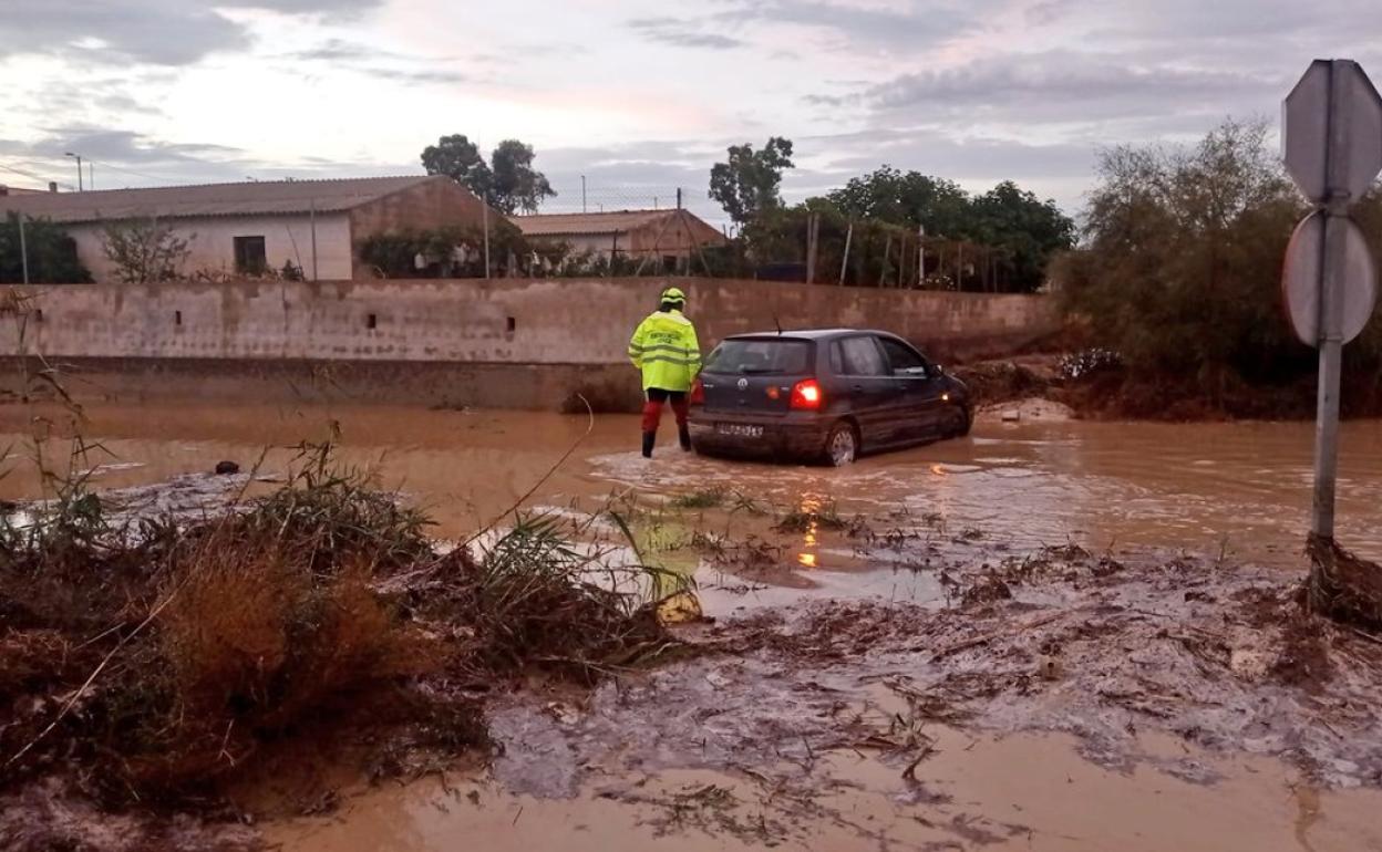 Uno de los vehículos atrapados en una rambla por la tormenta. 