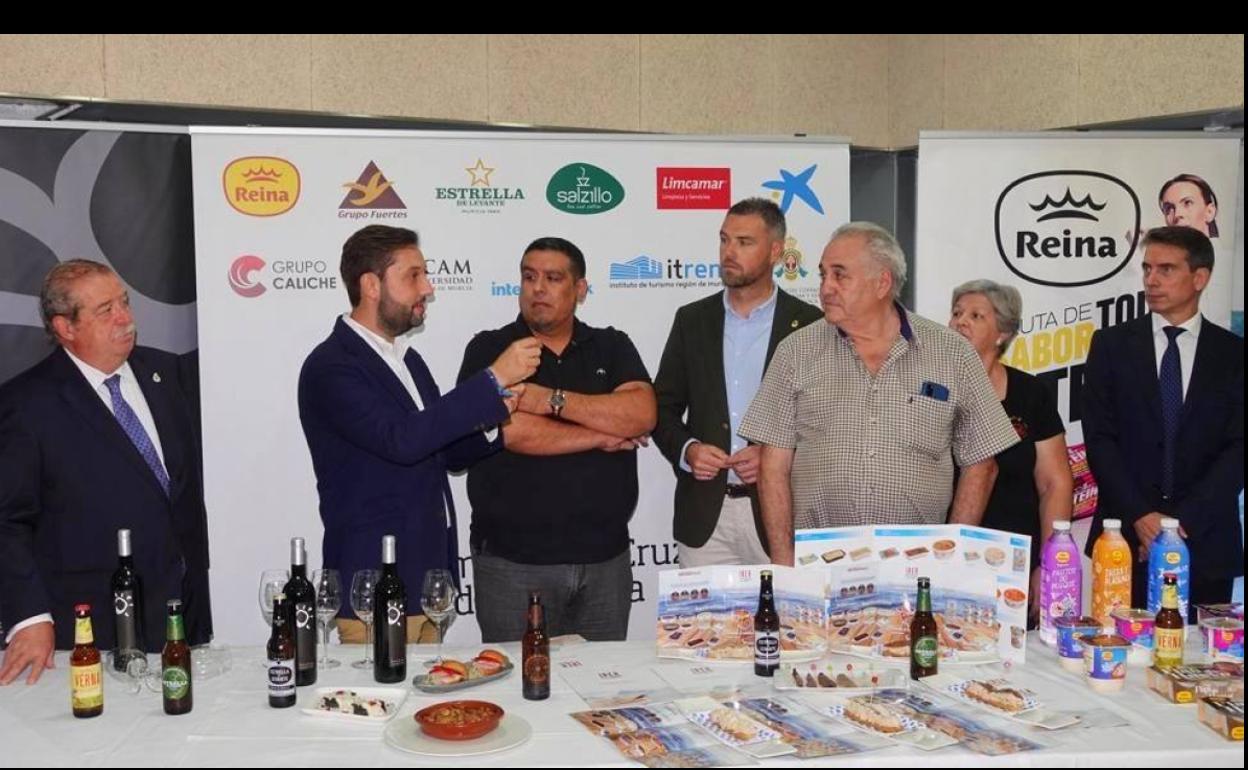 El director del ITREM conversa con el resto de participantes en la presentación de la edición de 2022 del evento gastronómico «Las Cocinas del Jubileo» 