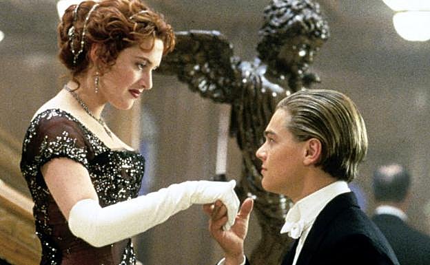 Jack besa la mano de Rose. 