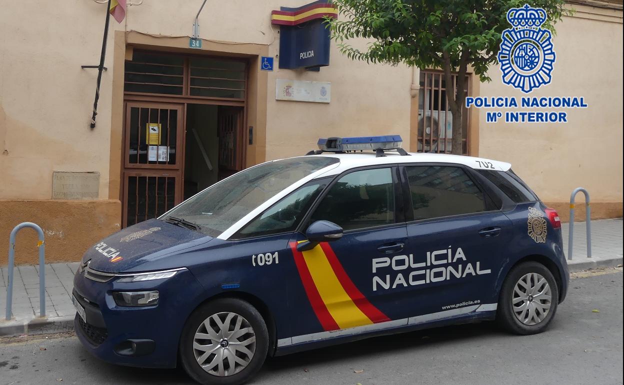 Un vehículo de la Policía Nacional en Yecla.