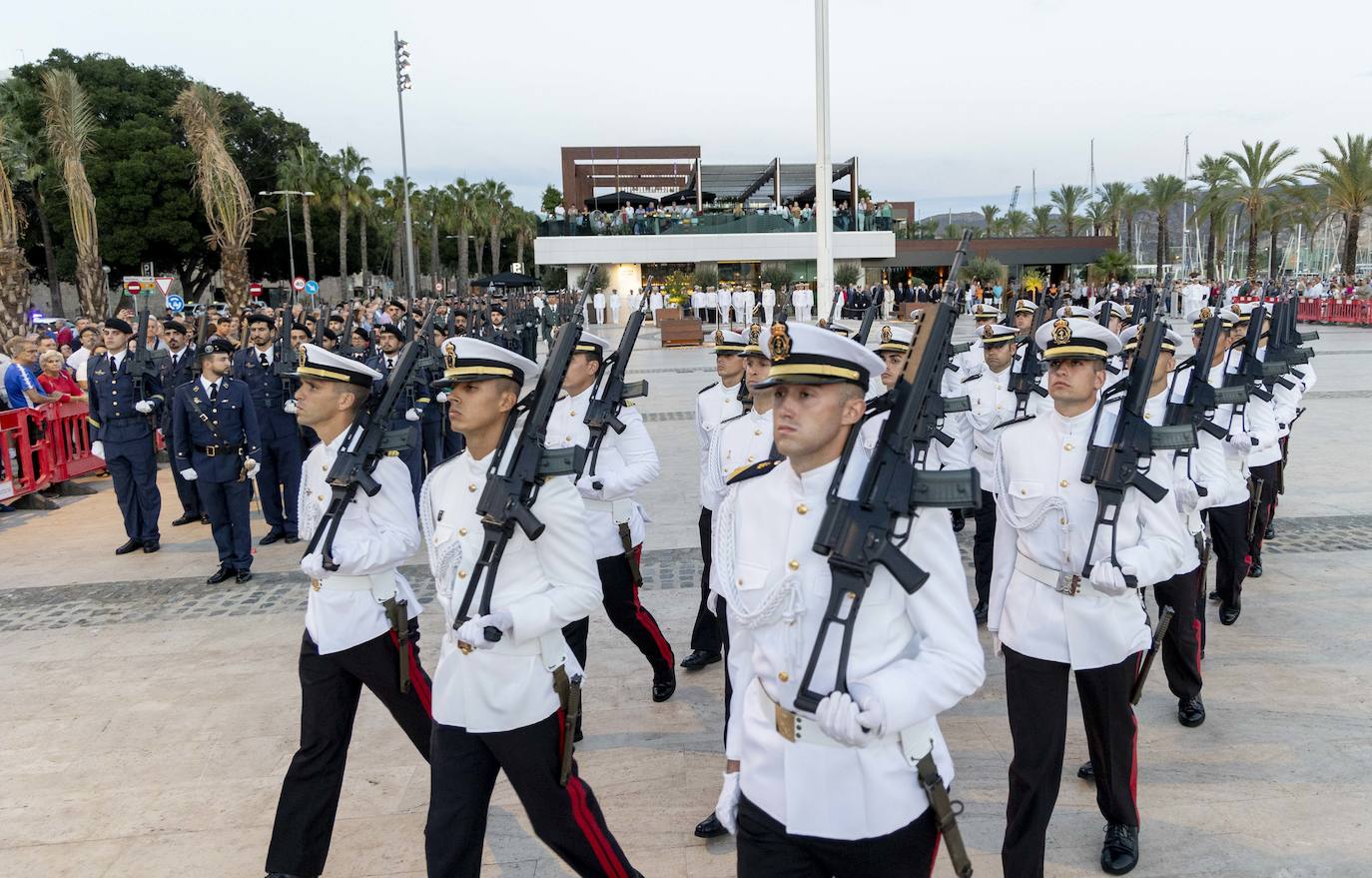 Fotos: Arriado de la Bandera en Cartagena por la Fiesta Nacional