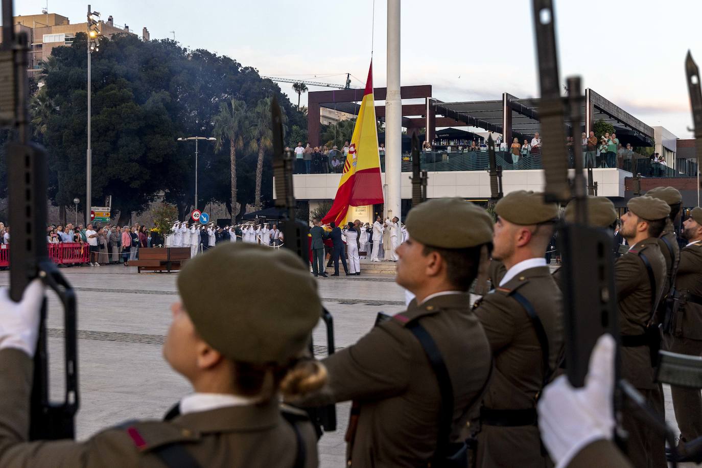 Fotos: Arriado de la Bandera en Cartagena por la Fiesta Nacional
