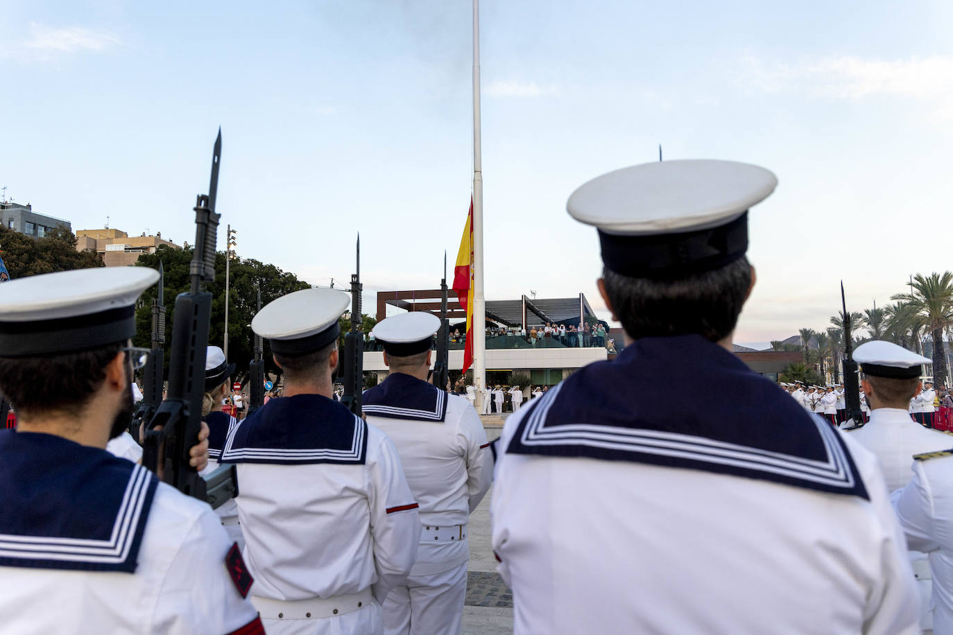Fotos: Arriado de la Bandera en Cartagena por la Fiesta Nacional