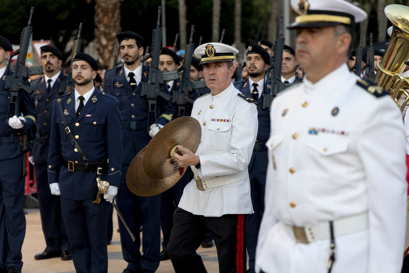 Fotos: Arriado de la Bandera en Cartagena por la Fiesta Nacional