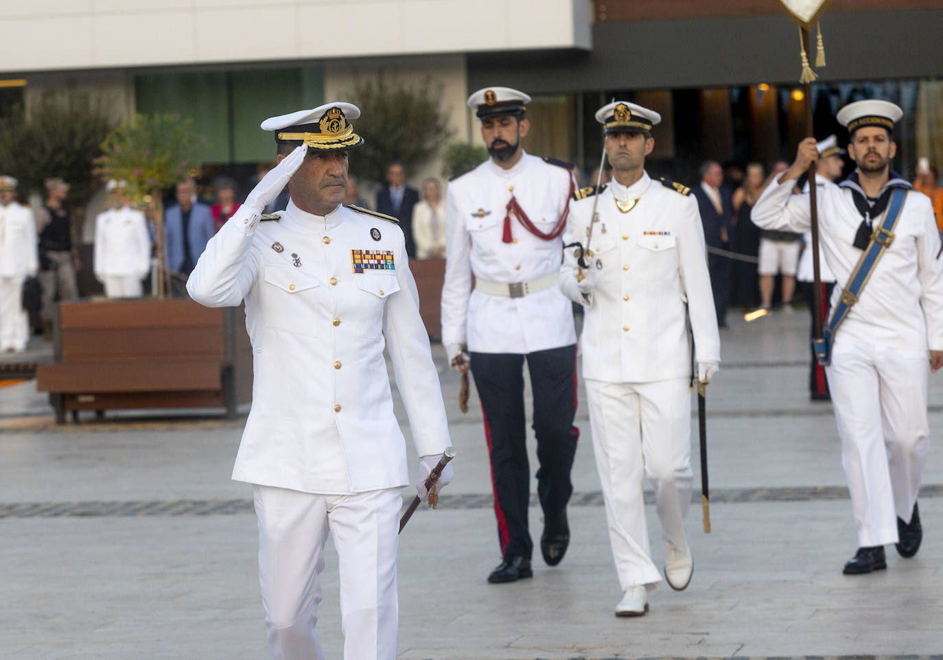 Fotos: Arriado de la Bandera en Cartagena por la Fiesta Nacional