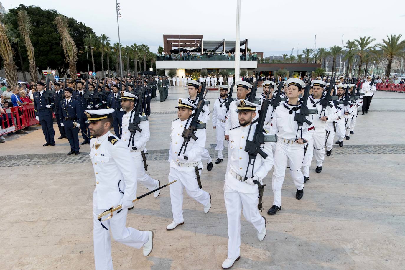 Fotos: Arriado de la Bandera en Cartagena por la Fiesta Nacional