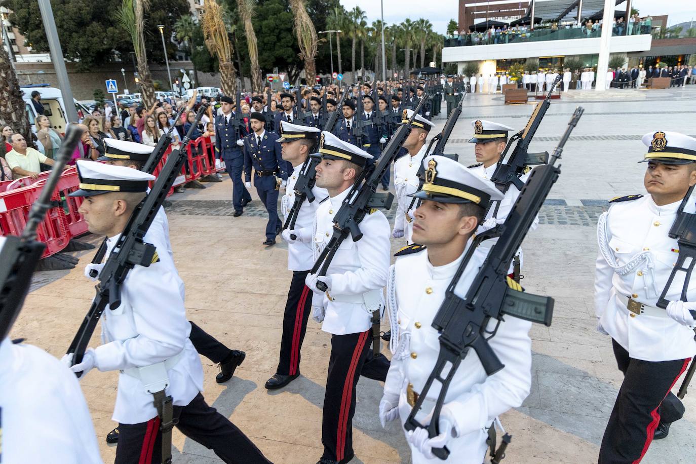 Fotos: Arriado de la Bandera en Cartagena por la Fiesta Nacional