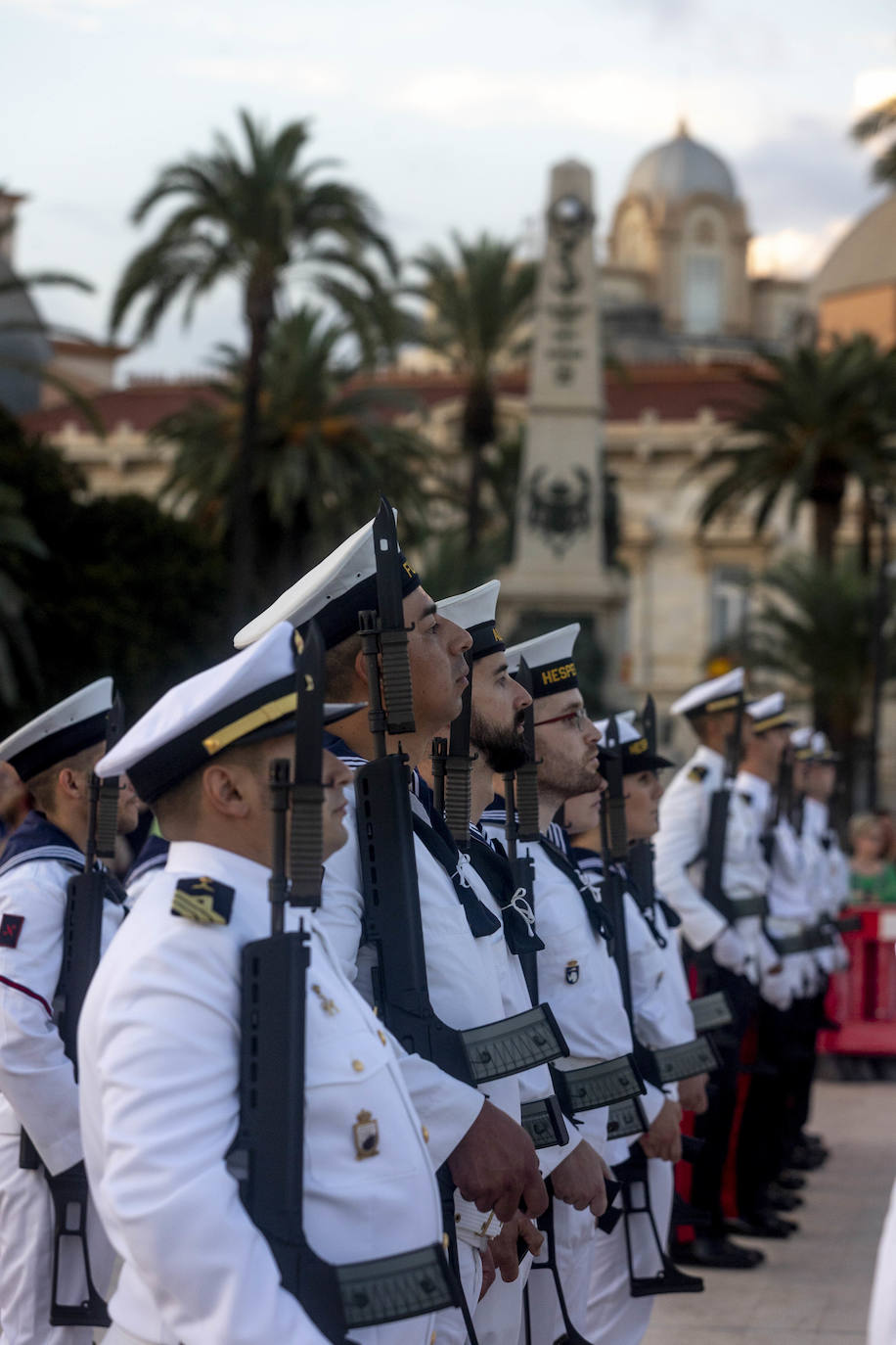 Fotos: Arriado de la Bandera en Cartagena por la Fiesta Nacional