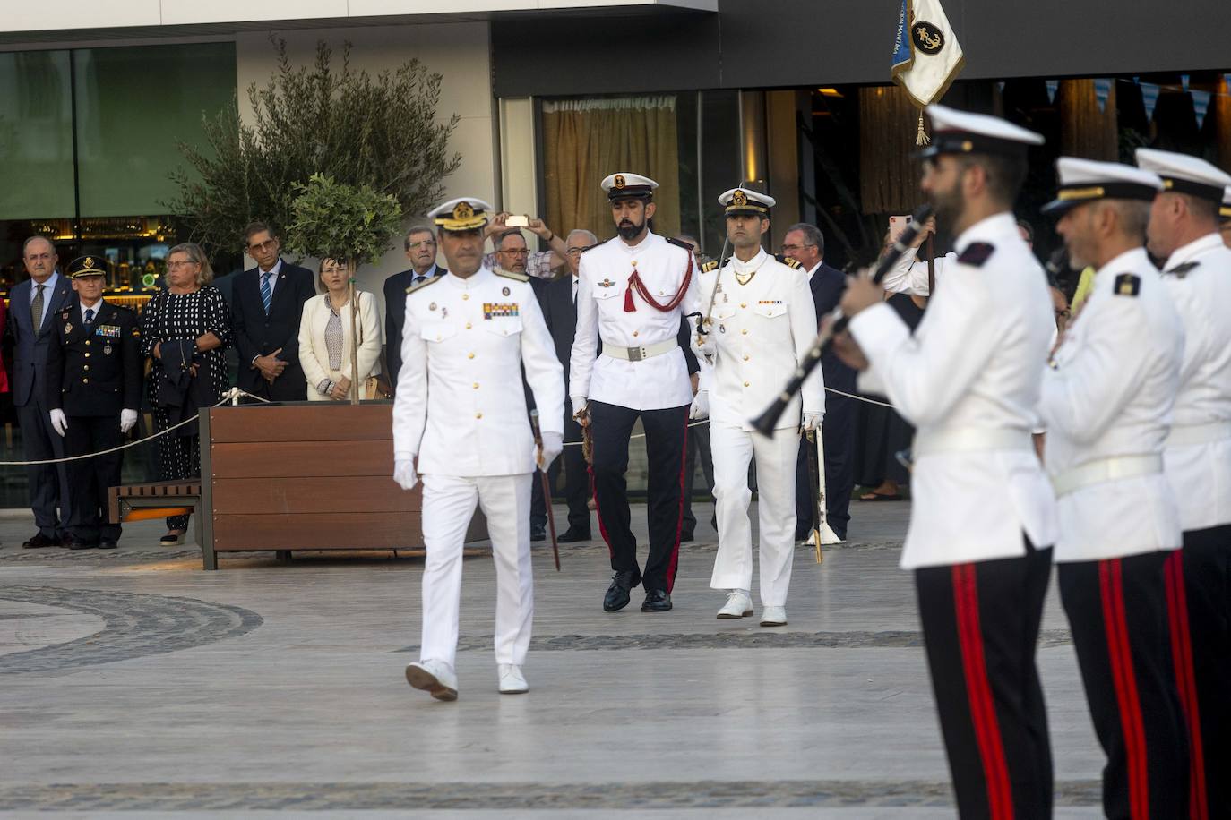 Fotos: Arriado de la Bandera en Cartagena por la Fiesta Nacional