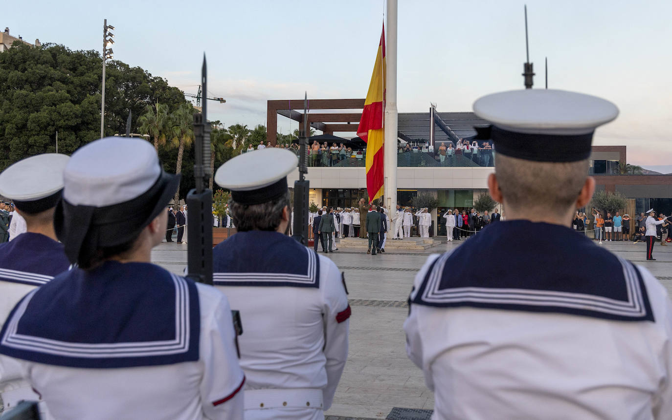 Fotos: Arriado de la Bandera en Cartagena por la Fiesta Nacional