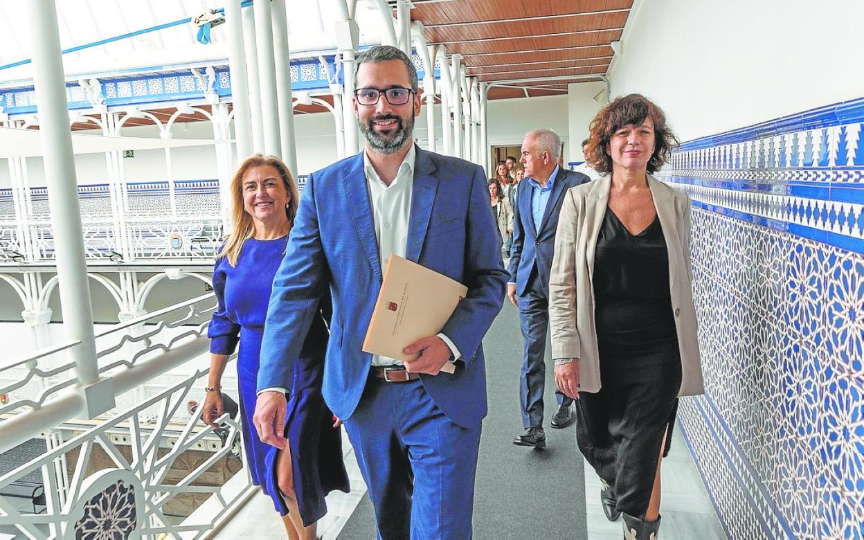 Francisco Lucas, ayer, en la Asamblea con otros diputados socialistas. 