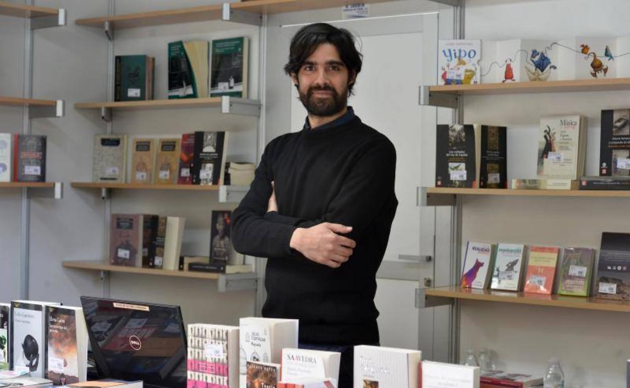 Andrés del Arenal esta semana en la Feria del Libro de Murcia, en la caseta del Fondo de Cultura Económica. 