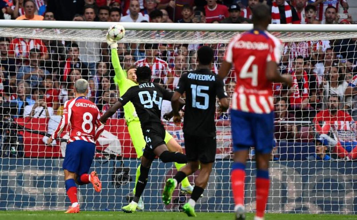 Simon Mignolet, portero del Brujas, evita un gol del Atlético. 