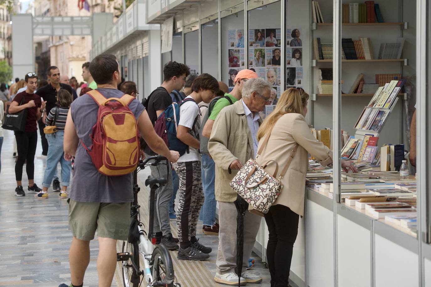 Fotos: Ambiente en la Feria del Libro de Murcia