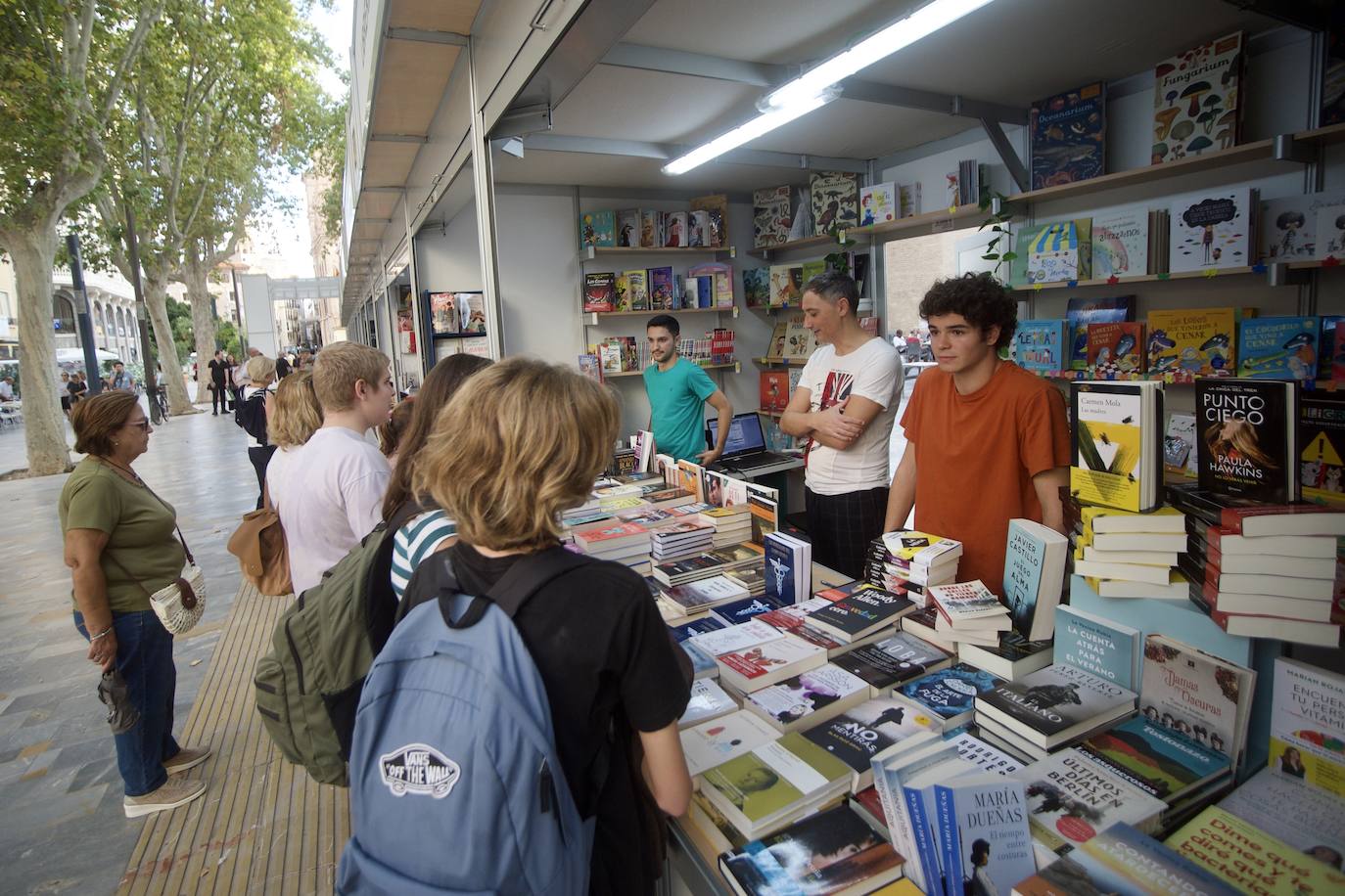 Fotos: Ambiente en la Feria del Libro de Murcia