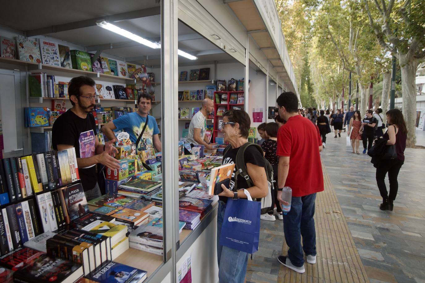Fotos: Ambiente en la Feria del Libro de Murcia