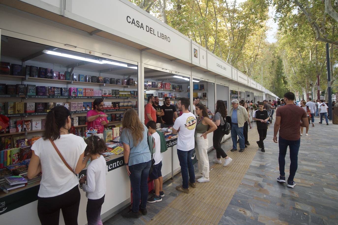 Fotos: Ambiente en la Feria del Libro de Murcia