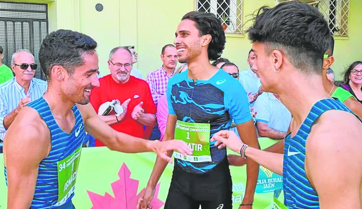 Ignacio Fontes, a la izquierda, junto a Mohamed Katir y Adam Maijó, tras la carrera de ayer. 