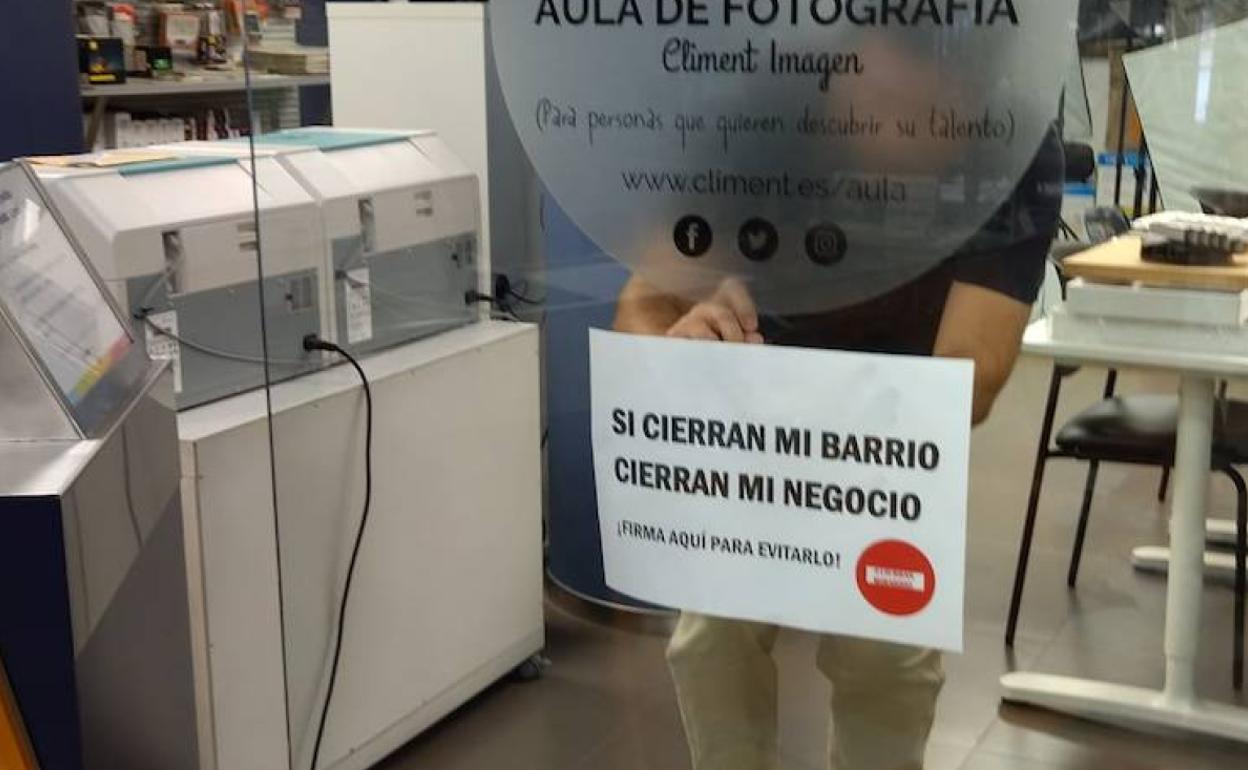 Los locales del barrio están recogiendo firmas en contra del cierre del Carmen al tráfico.