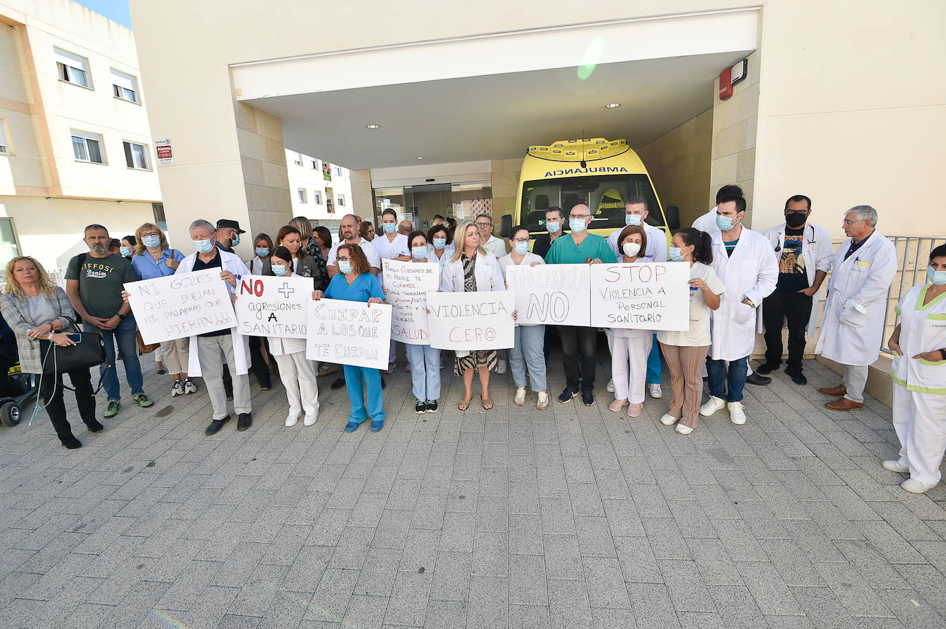 Fotos: Concentración por la agresión a un médico en Fortuna, en imágenes