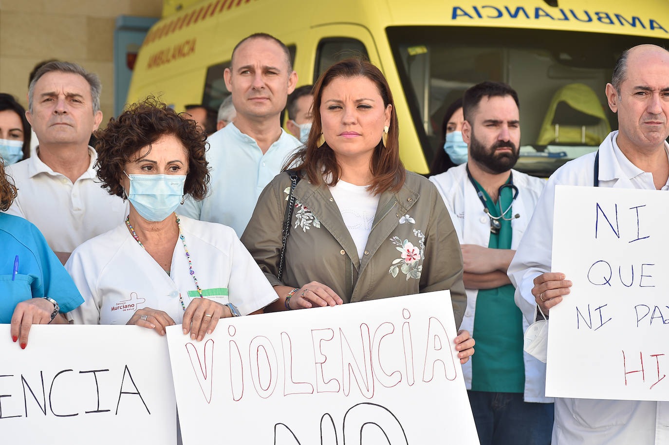 Fotos: Concentración por la agresión a un médico en Fortuna, en imágenes