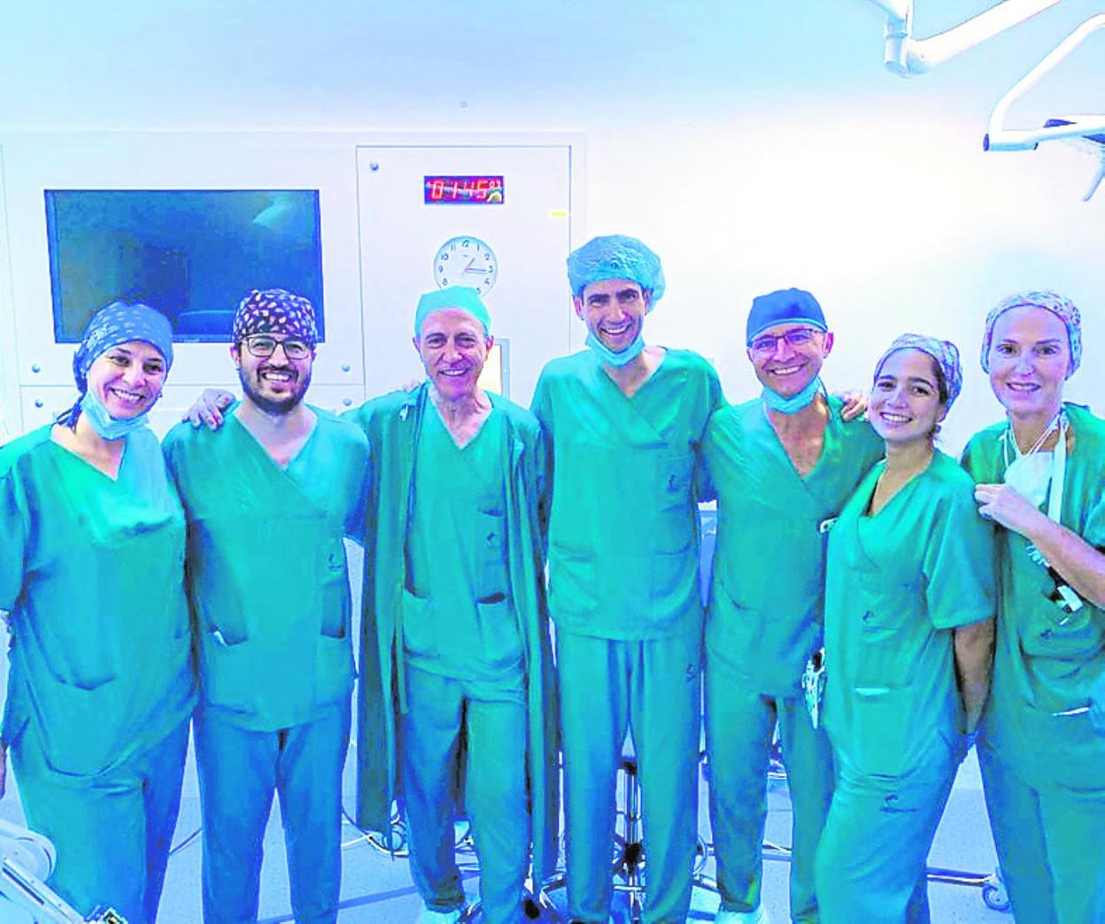 El equipo médico que realizó las intervenciones, en el quirófano. 