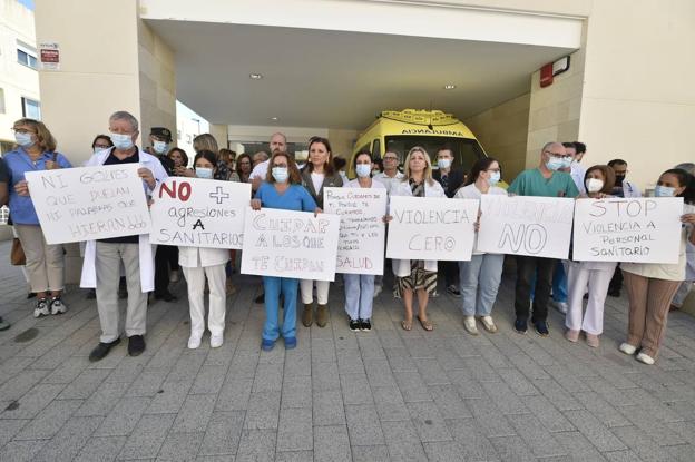 Concentración de protesta por la agresión al médico, en Fortuna.