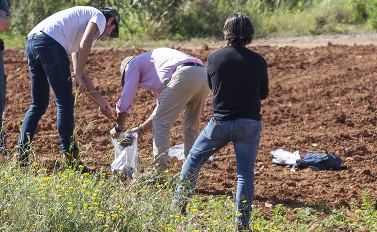 Agentes del Seprona, técnicos de la Comunidad y miembros de Portmán Golf y de Ecologistas en Acción, en una parcela afectada en mayo.
