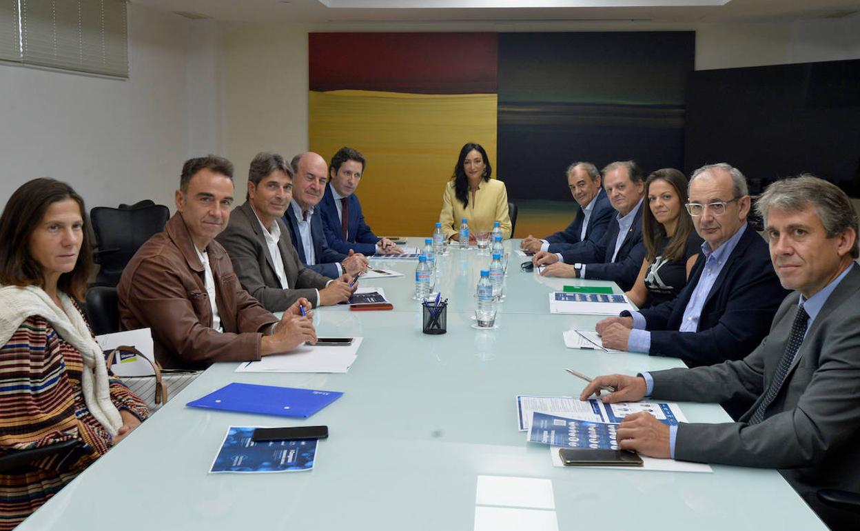 La consejera Valle Miguélez, con los presidentes de las organizaciones representativas de la Economía Social en la Regió, Ucomur, Fecoam, Ucoerm, Amusal, Fecamur y Adeirmur.