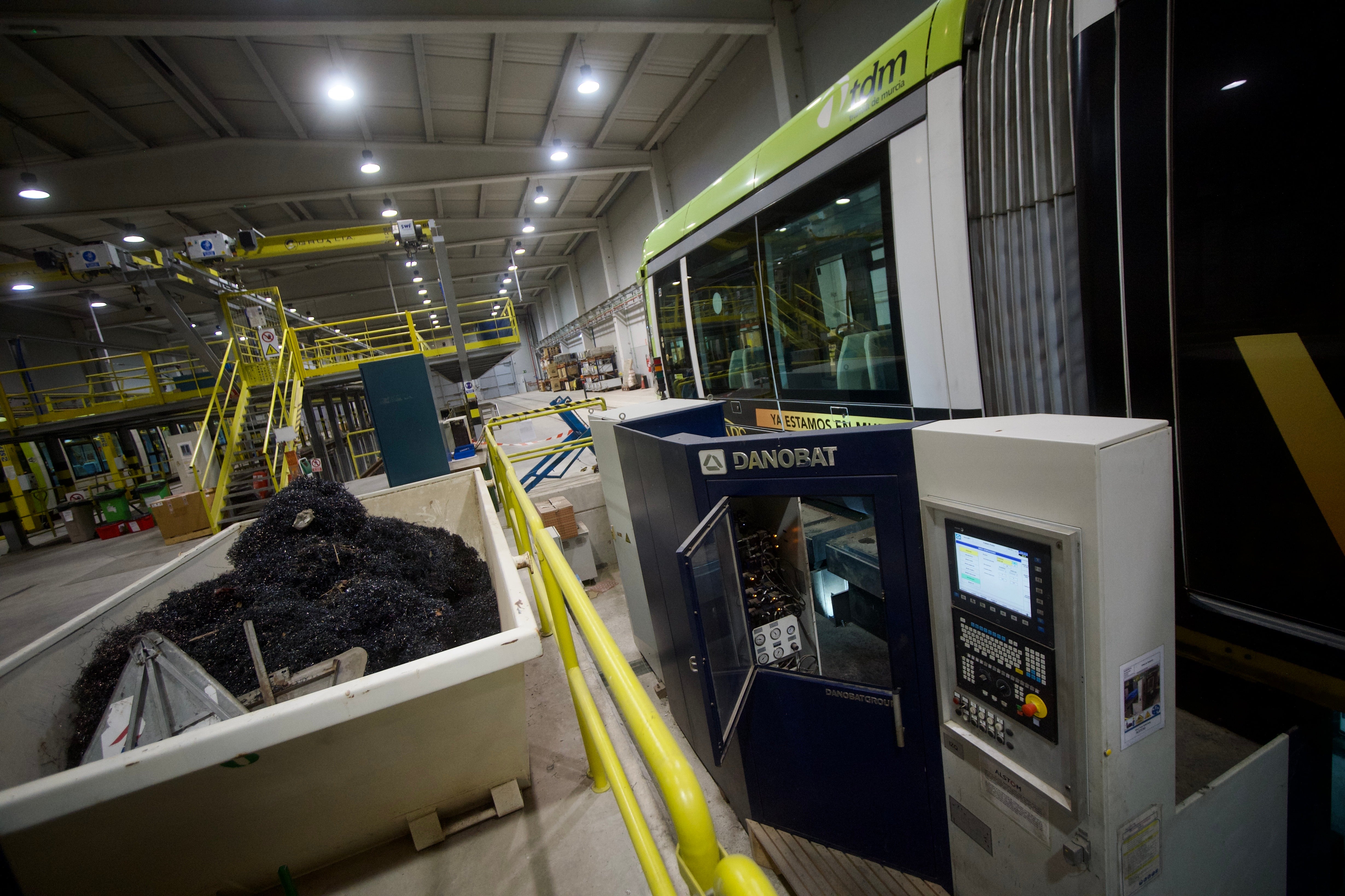 Operarios de Tranvía de Murcia revisan dos vehículos en las instalaciones de La Ladera, uno de ellos, en el foso.