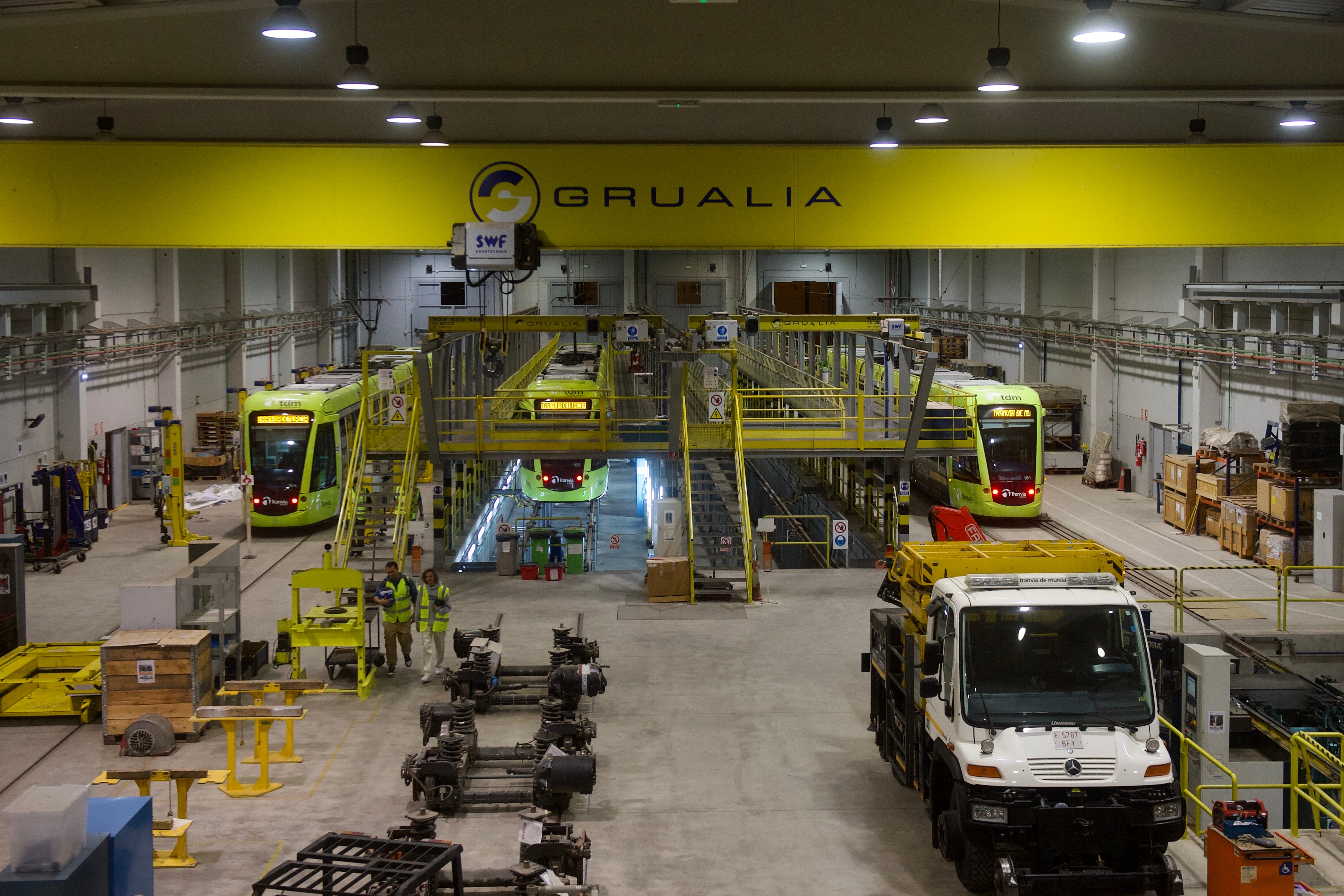 Operarios de Tranvía de Murcia revisan dos vehículos en las instalaciones de La Ladera, uno de ellos, en el foso.