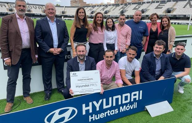 El equipo de Huertas Móvil Hyundai, en el Centro de Negocios del Fútbol Club Cartagena. 