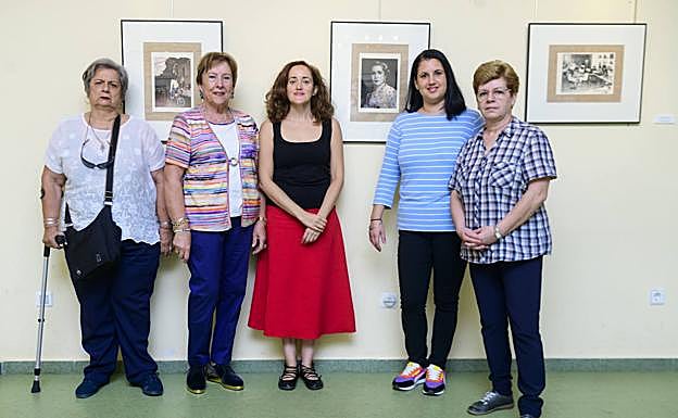 Algunas de las vecinas que han realizado los bordados. 