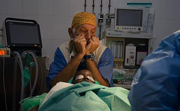 Tras suministrar la anestesia, Pepe Tortosa vigila y controla las constantes del paciente en todo momento.