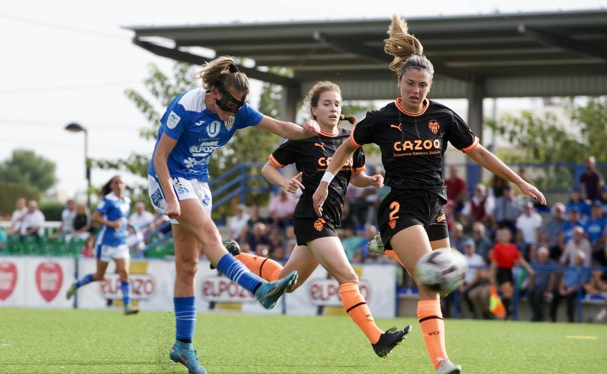 Un momento del partido disputado este domingo entre el Alhama y el Valencia. 