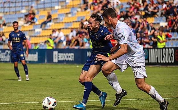 Dos jugadores luchan por el balón durante el partido celebrado en La Condomina este domingo. 
