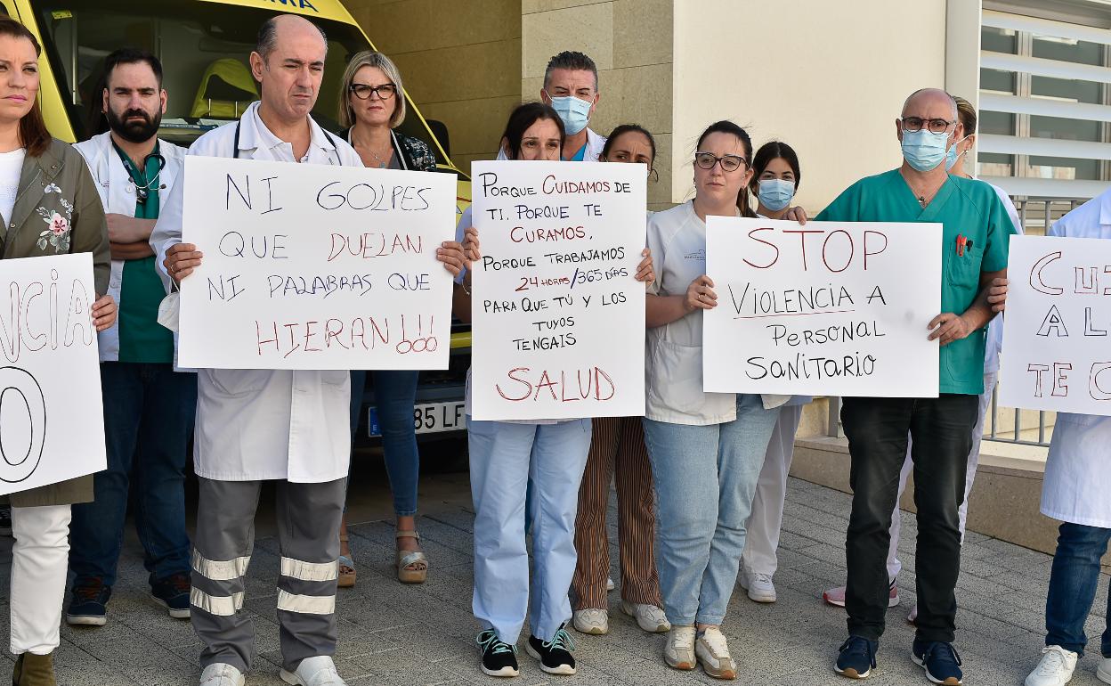 Sanitarios durante la concentración de repulsa por la agresión a un médico en Fortuna, el viernes en la puerta del centro de salud. 