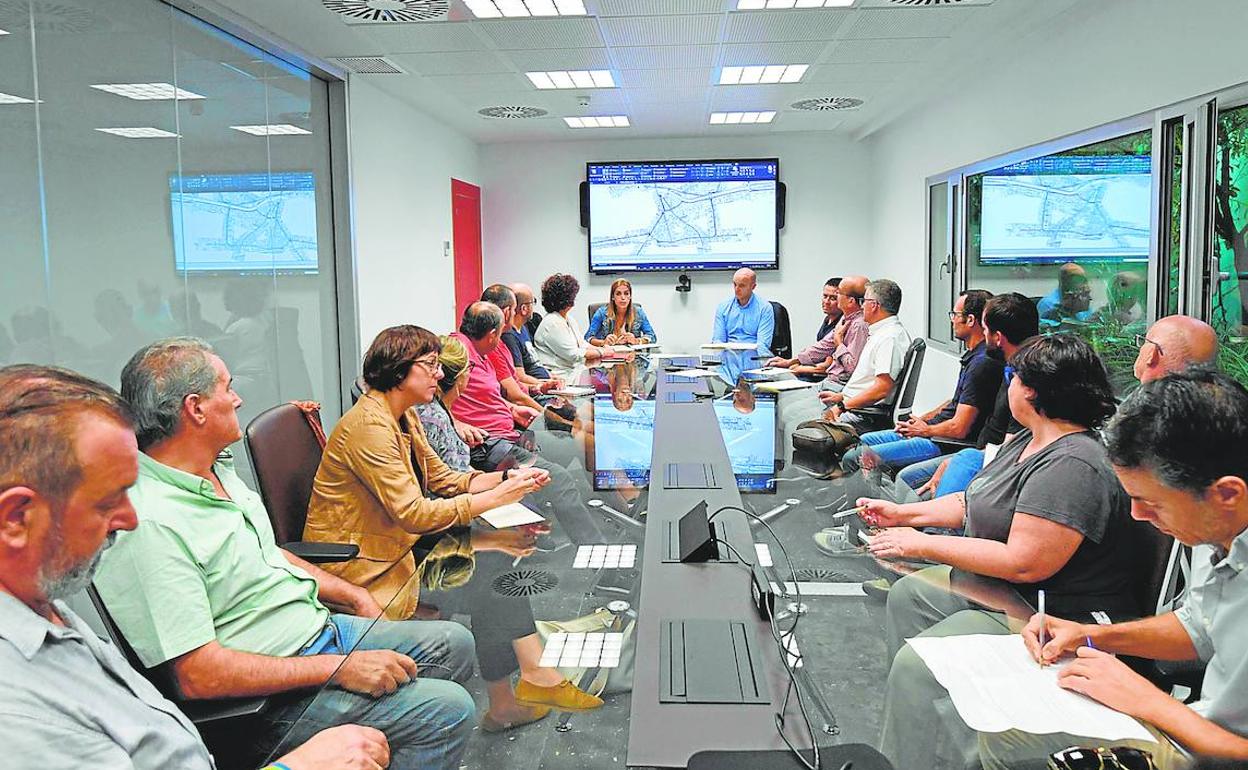 El edificio de Servicios Múltiples de Abenarabi acogió la reunión vespertina de ayer con representantes vecinales de los barrios del sur de la ciudad.