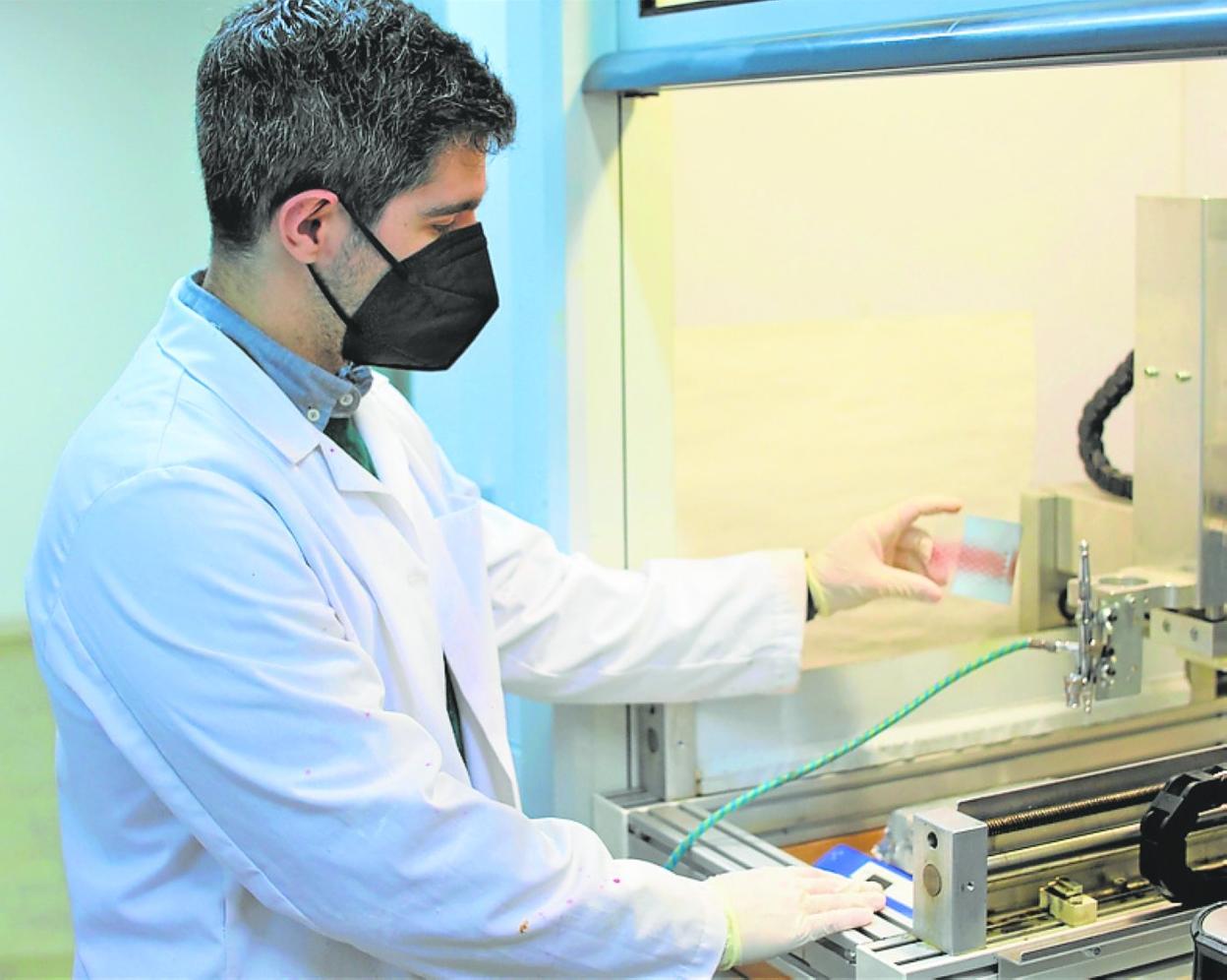 Un investigador trabajando en el desarrollo de células solares por recubrimiento en espray, uno de los estudios financiados. 