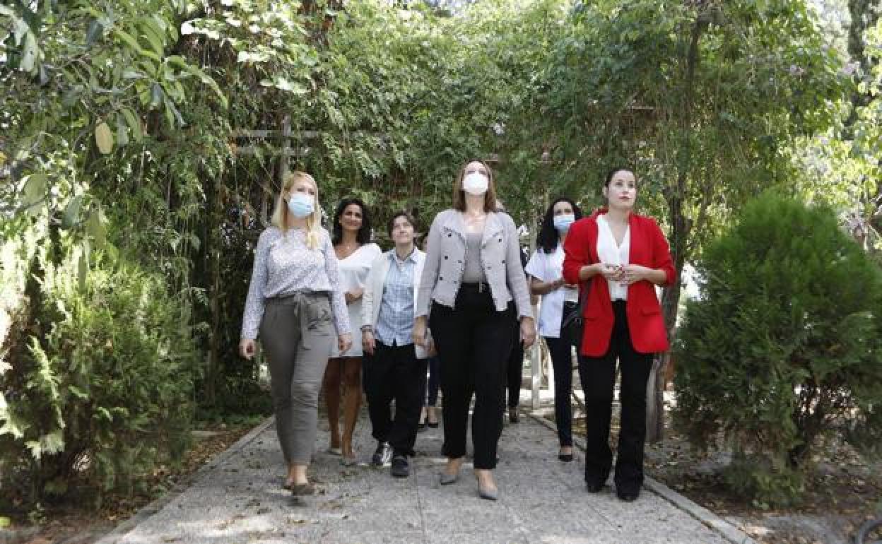 La consejera, personal del IMAS, concejales y técnicos durante la visita al jardín de la residencia que será remodelado.