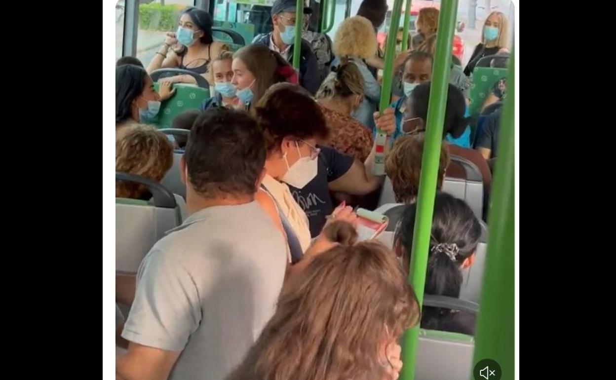 Captura del vídeo de la señora escribiendo la hoja de reclamaciones con el autobús parado.