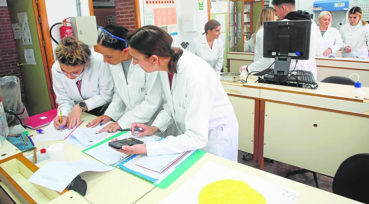 Alumnos del grado de FP de Farmacia del IES Ramón y Cajal de Murcia hacen prácticas en clase. 