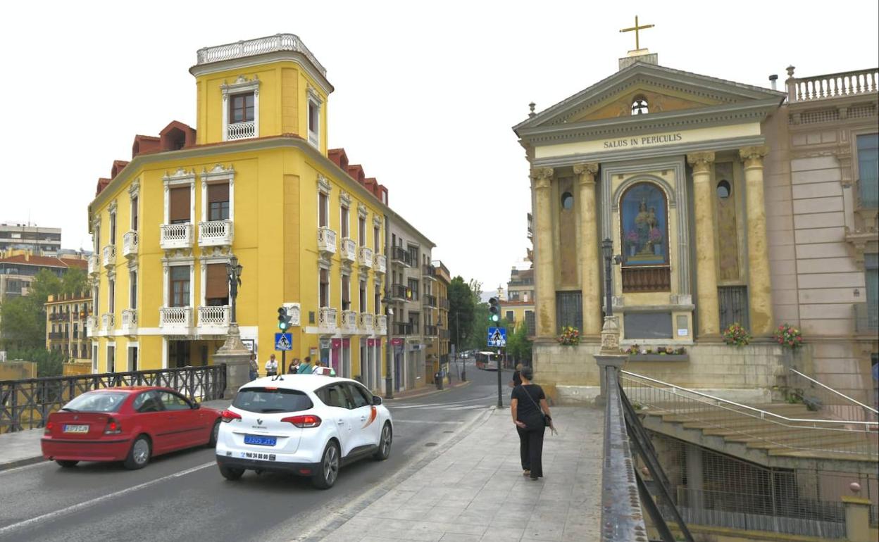 Dos vehículos cruzan por el Puente Viejo de Murcia, este jueves.