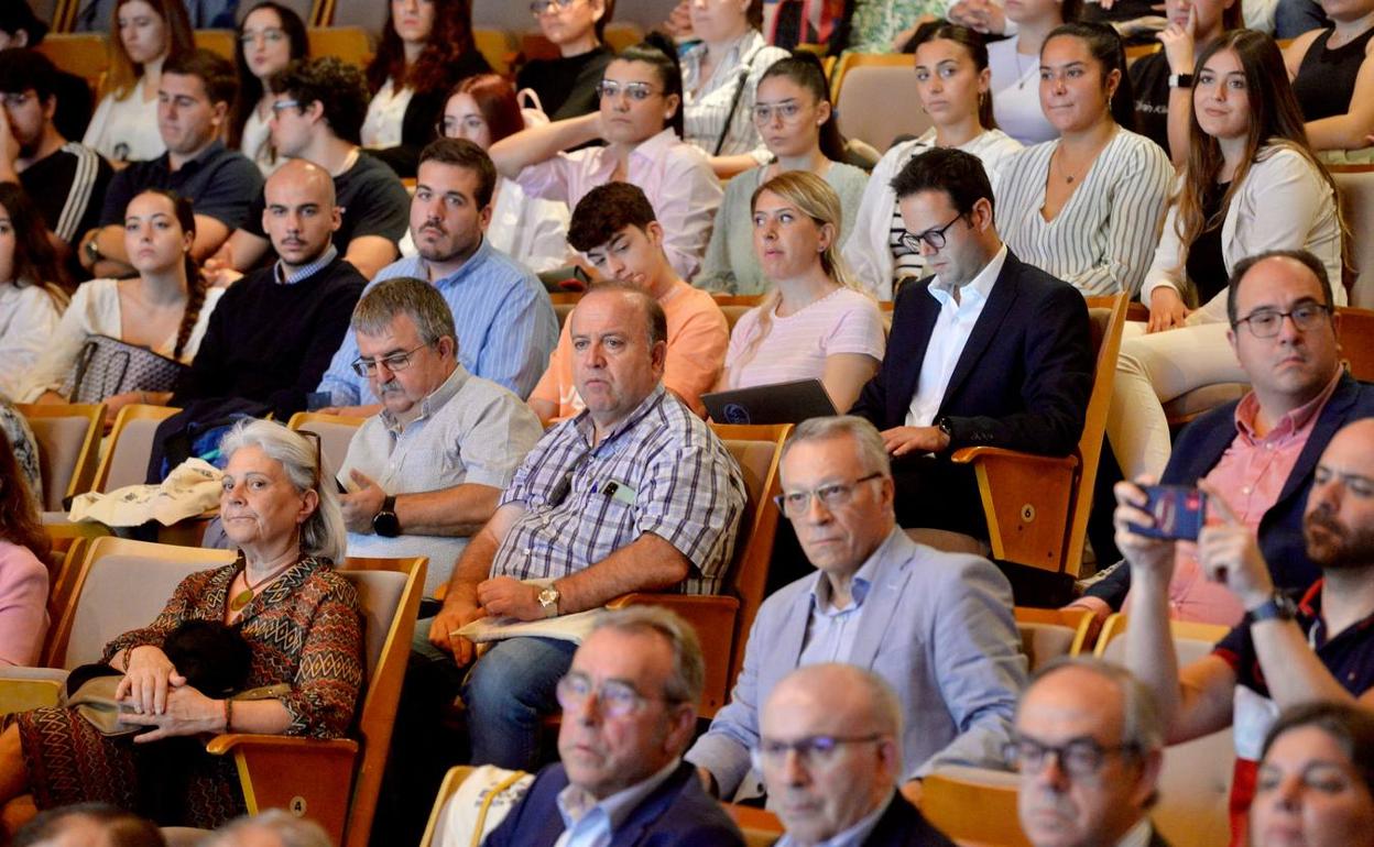 Jóvenes asistentes al congreso de Economía Social. 