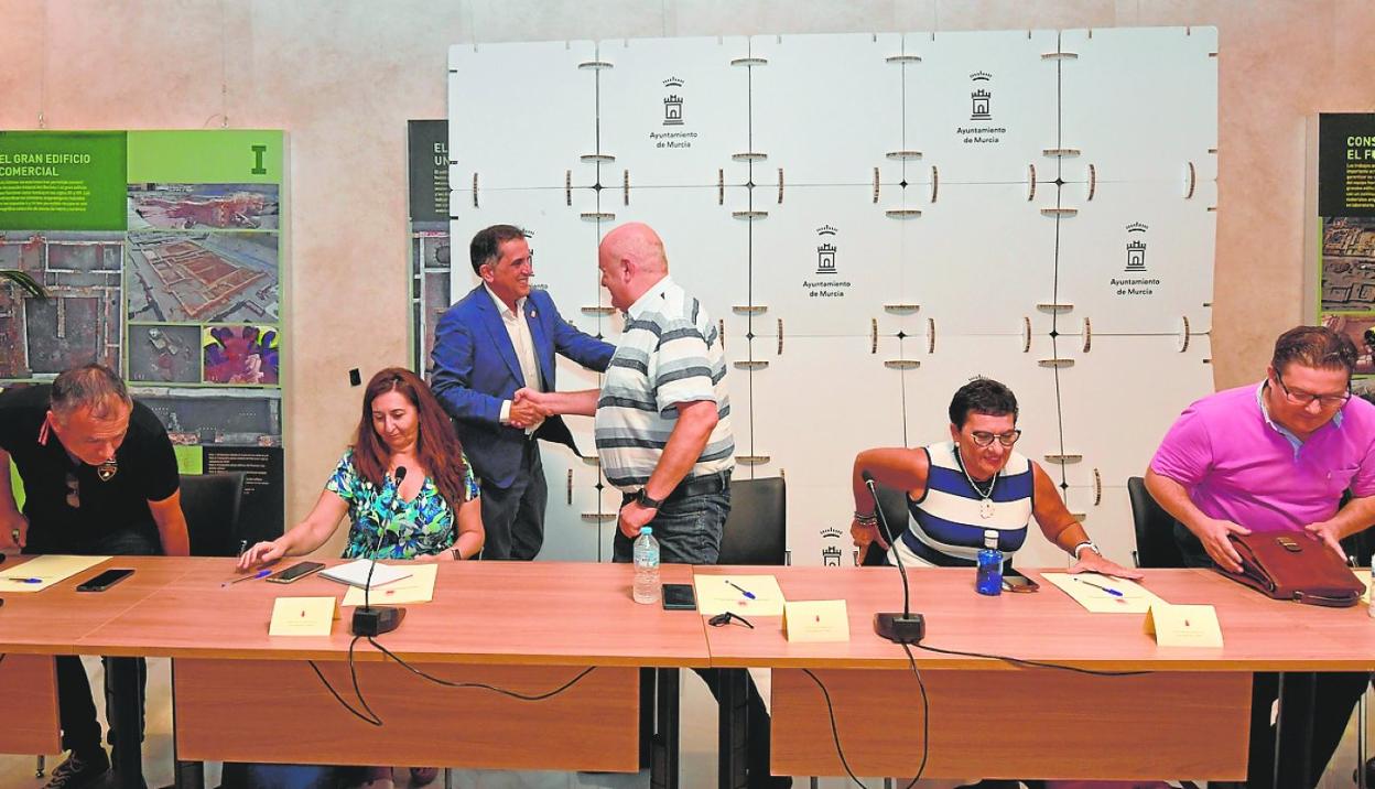 El alcalde de Murcia, José Antonio Serrano, saluda a los miembros de la plataforma. 