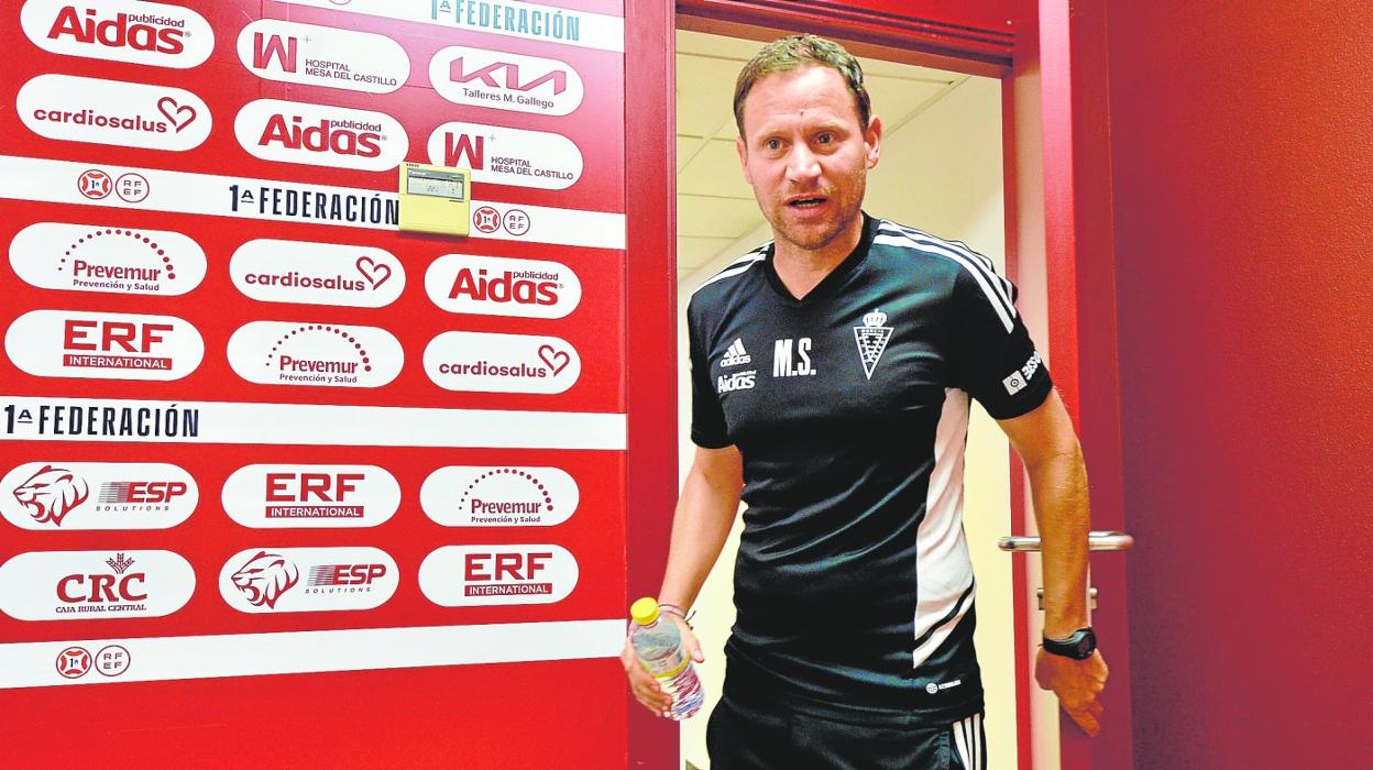 Mario Simón entra en la sala de prensa del estadio Enrique Roca, ayer. 