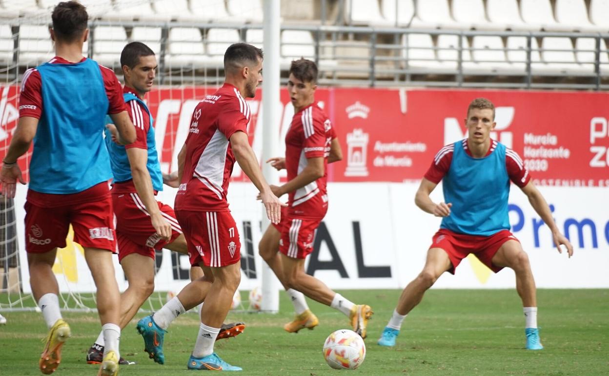 La plantilla del Real Murcia, entrenándose sobre el césped del Enrique Roca este viernes. 