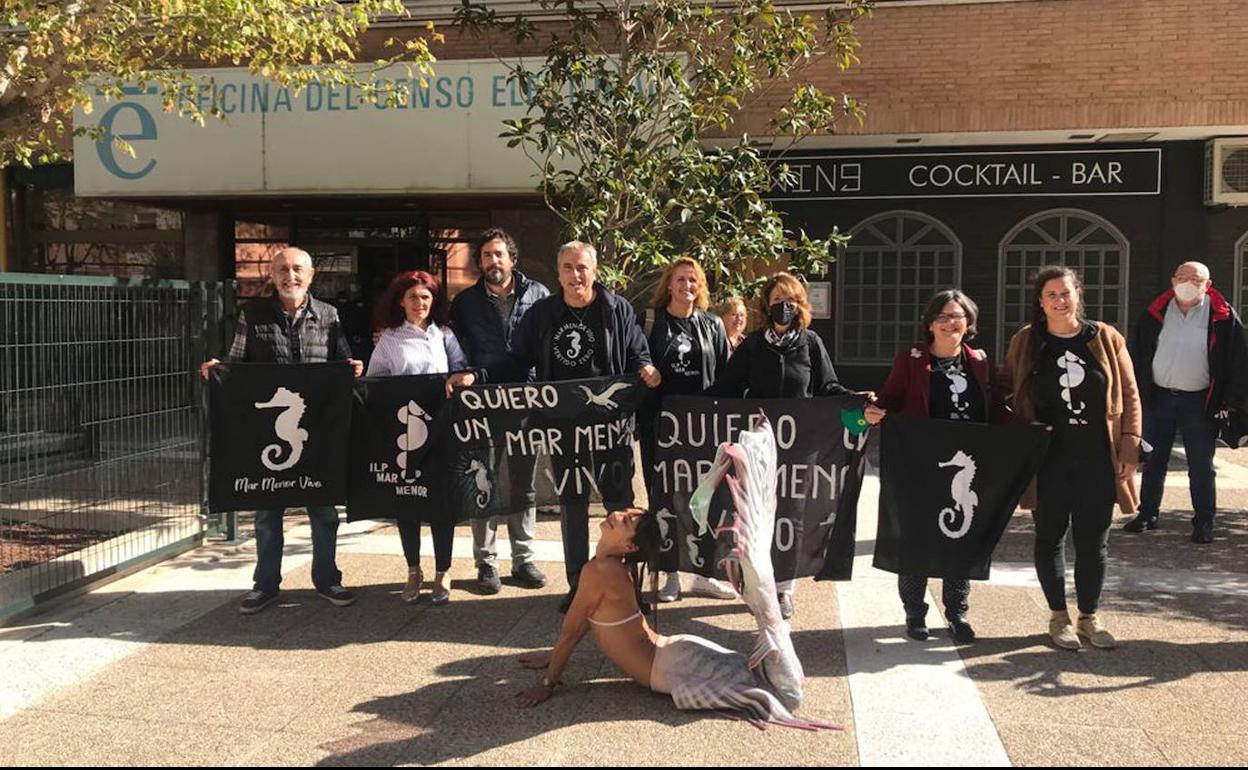 Acto reivindicativo por la ILP del Mar Menor, ante la Oficina del Censo Electoral, en Madrid. La fotografía es de archivo.